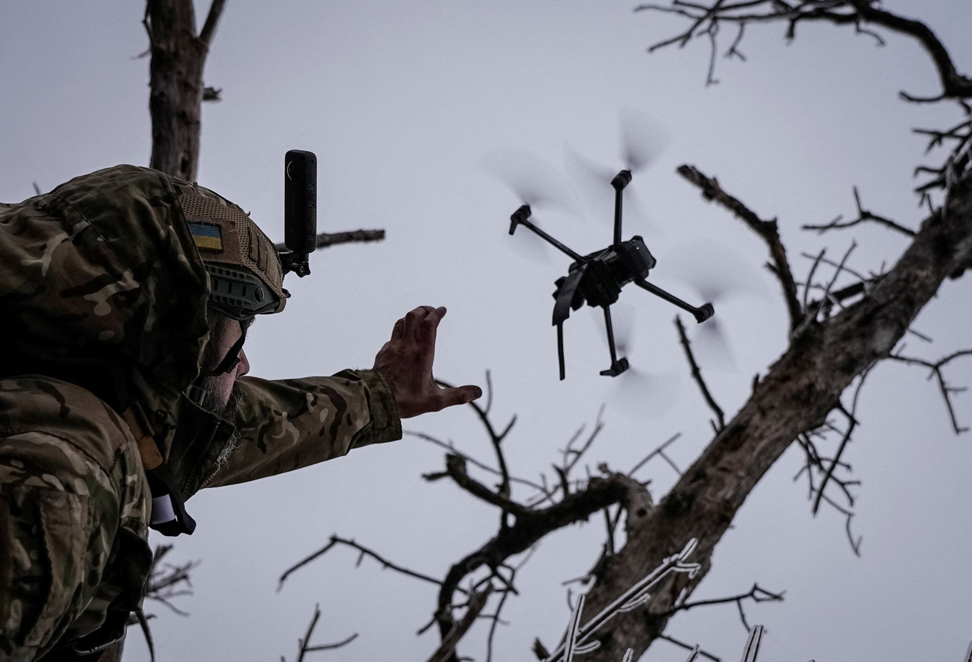 Ukrajinský voják vypouští kamikadze FPV dron na frontovou linii u města Bachmut | Zdroj: Reuters