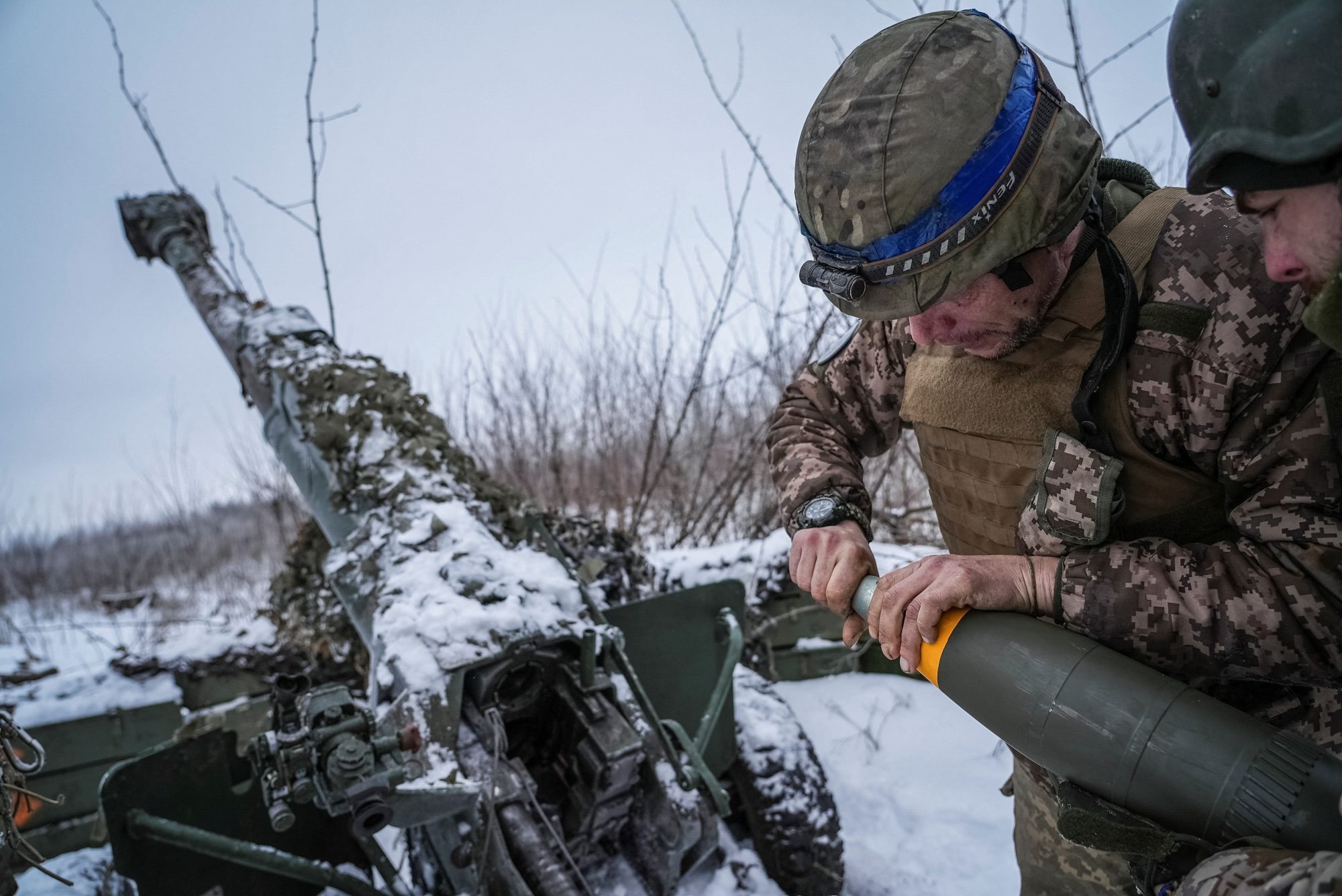 Ukrajinští vojáci připravují dělo k výstřelu | Foto: Inna Varenytsia | Zdroj: Reuters