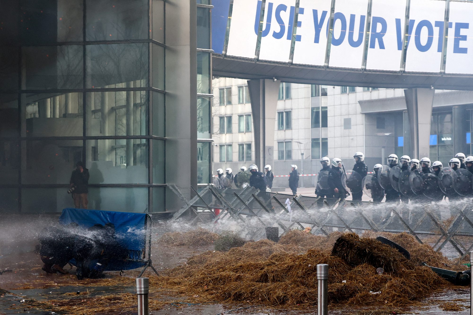 Bruselem se při mimořádném unijním summitu linul pach hnoje | Foto: Yves Herman | Zdroj: Reuters