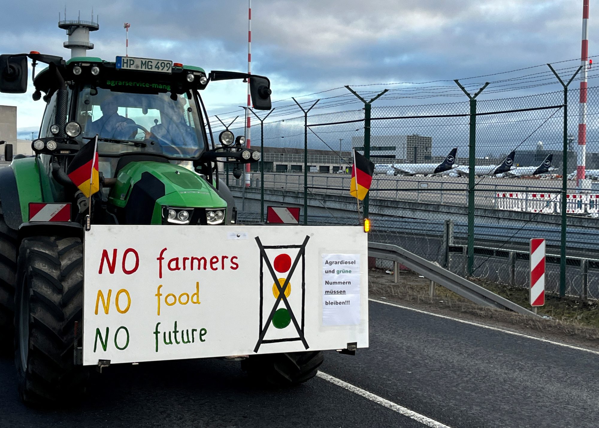 Vzkaz německých zemědělců: žádní farmáři, žádné jídlo, žádná budoucnost | Foto: Tilman Blasshofer | Zdroj: Reuters