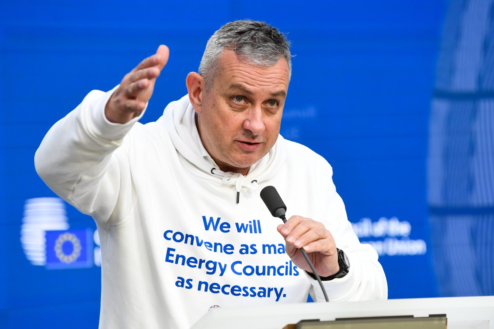 České předsednictví v Radě EU bylo významně poznamenáno energetickou krizí, bylo během něj svoláno pět mimořádných jednání. Ministr Síkela pak na jeho závěr donesl kolegům památeční mikinu | Foto: European Union