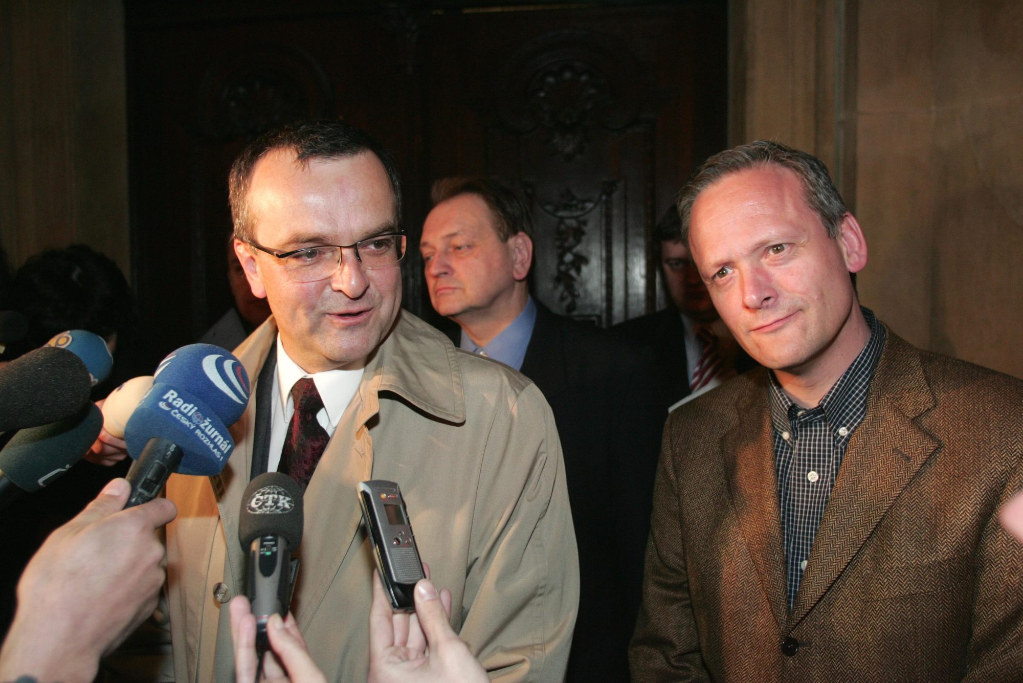 Duben 2005 a politici KDU-ČSL. Zleva Miroslav Kalousek, Jan Kasal a Cyril Svoboda | Foto: Václav Pacner | Zdroj: Mf Dnes + LN / Profimedia