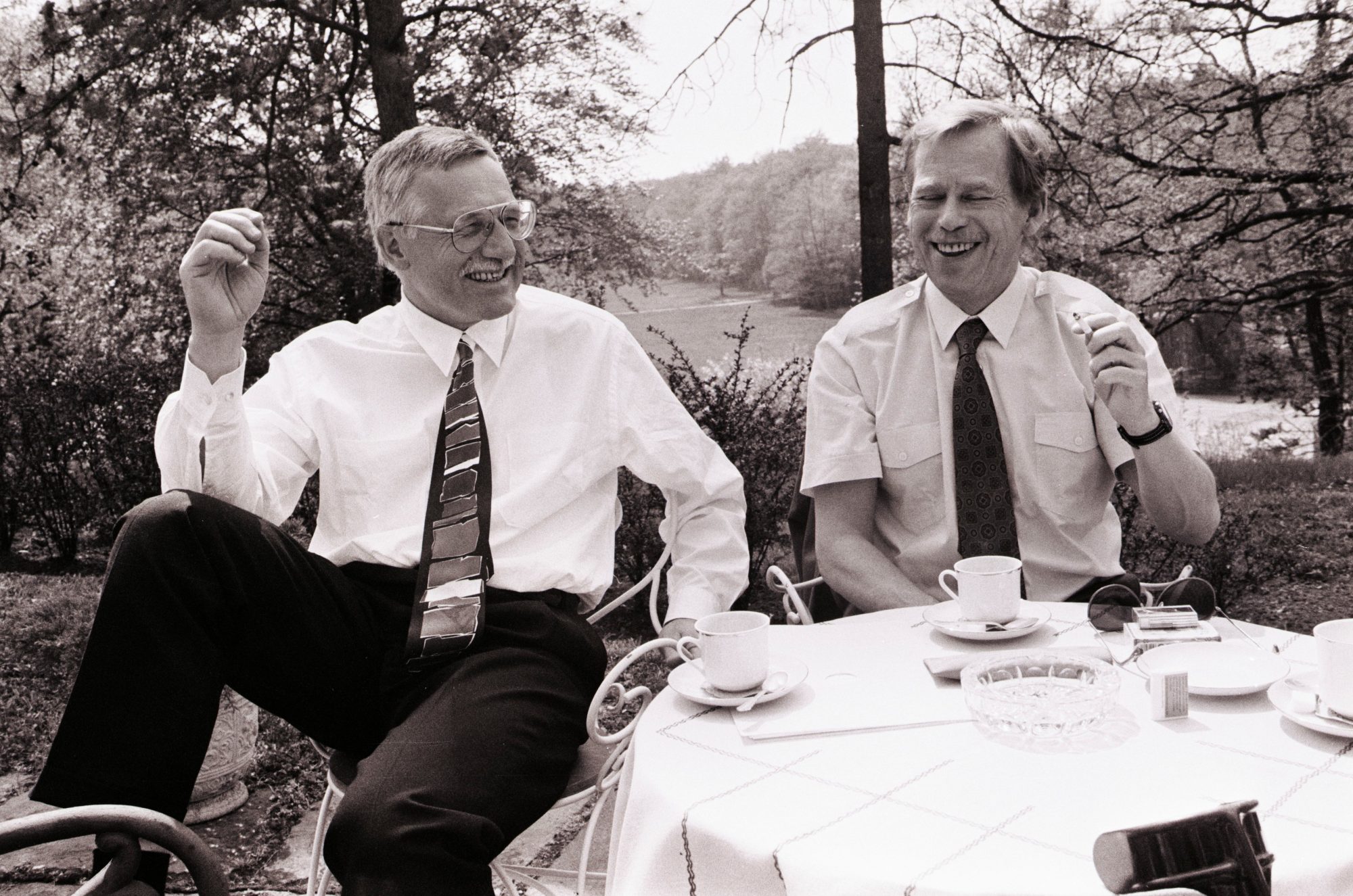 Ještě ve shodě. Premiér Václav Klaus (vlevo) a prezident Václav Havel během zasedání vlády na zámku v Kolodějích (28. září 1993) | Zdroj: Profimedia