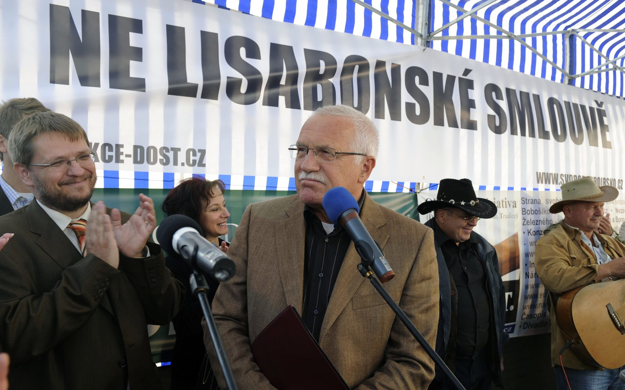 Václav Klaus na demonstraci proti přijetí Lisabonské smlouvy na podzim roku 2009. Dokument nakonec sám podepsal | Foto: Zbyněk Stanislav | Zdroj: ČTK