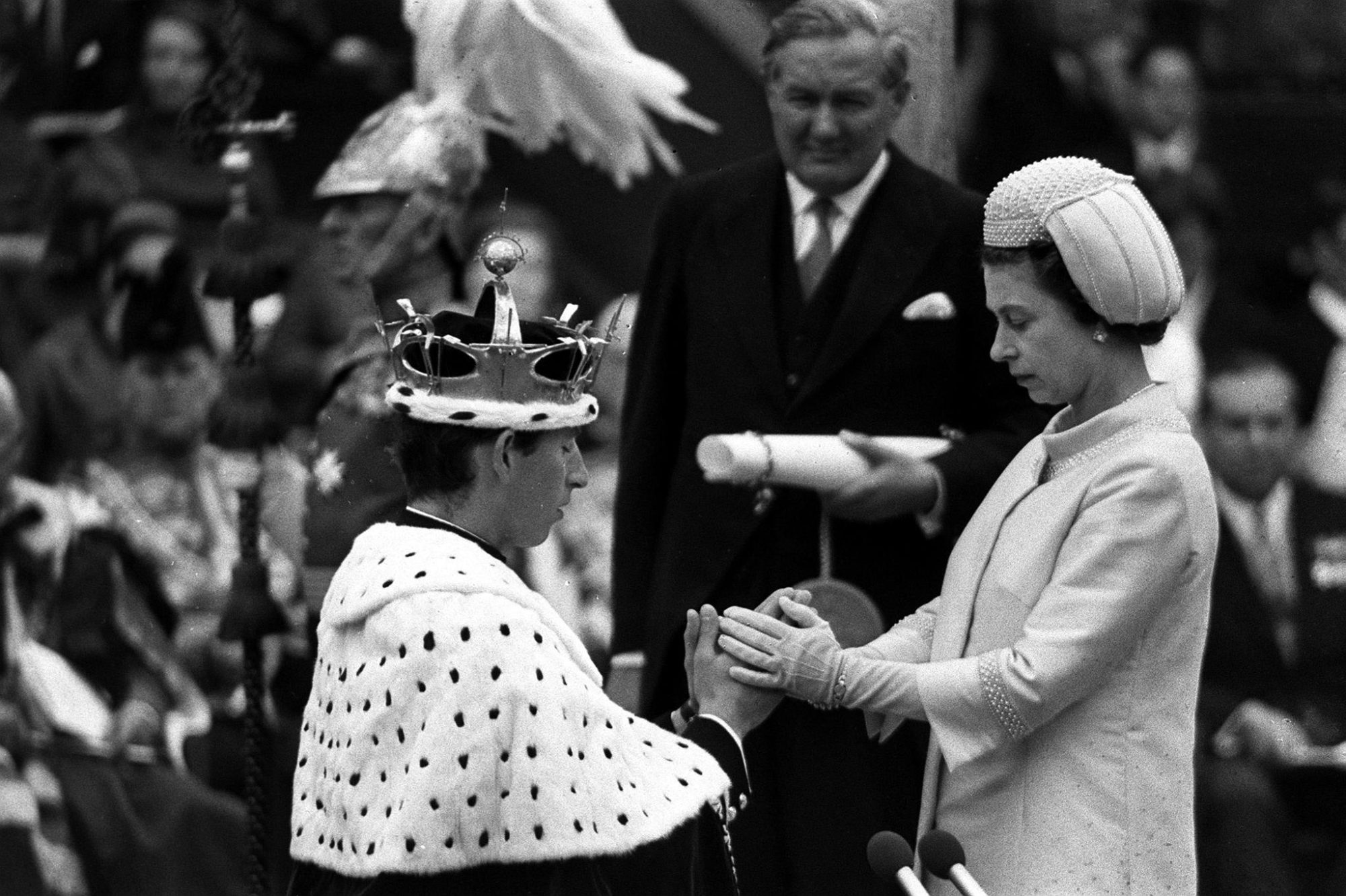Alžběta II. pasuje svého nejstaršího syna Karla do role prince z Walesu | Foto: Ron Bell | Zdroj: PA Images / Profimedia