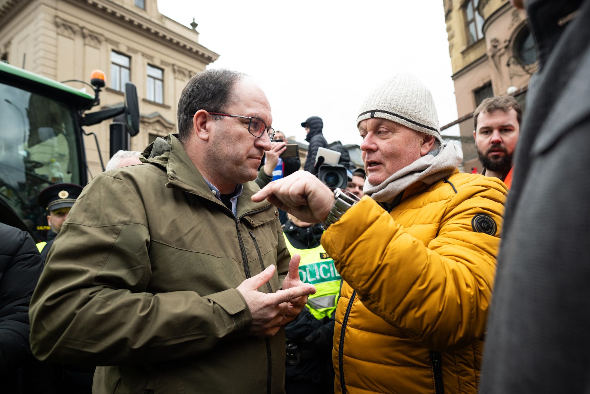 Ministr zemědělství Marek Výborný s protestujícími před Úřadem vlády | Foto: René Volfík | Zdroj: iROZHLAS.cz