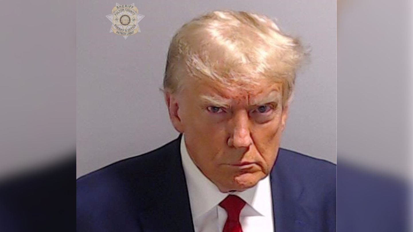 Americký exprezident Donald Trump se vydal úřadům ve státě Georgia, pořídily jeho fotografii jako zatčeného | Foto: Fulton County Sheriff's Office