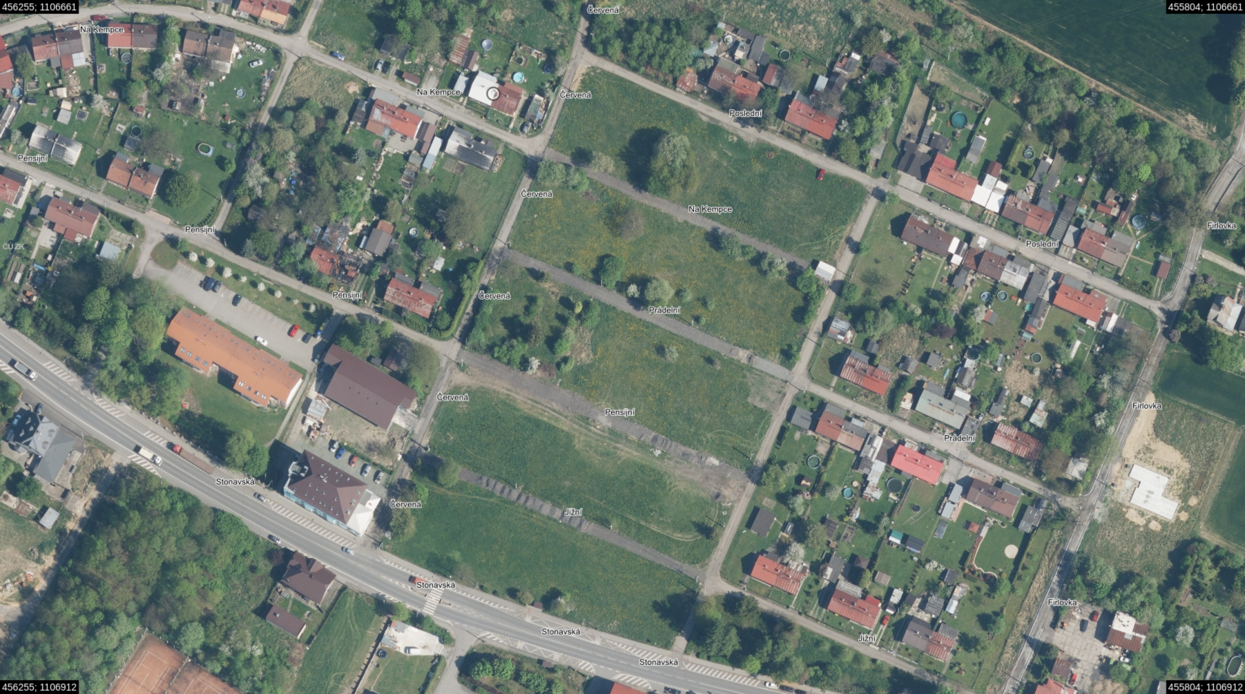 Letecký snímek Horní Suché. Pozemek je v katastru popisovaný jako „ostatní plocha“. V okolí jsou rodinné domky se zahradami. | Foto: Jan Cibulka | Zdroj: ČÚZK | CC BY 4.0