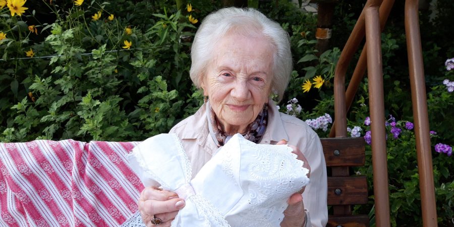 ‚Tečou krev a slzičky, když se nedaří, ale stojí to za to.' Marii Filipové je 97 let a zachraňuje lidové kroje | iROZHLAS - Vimarsana News