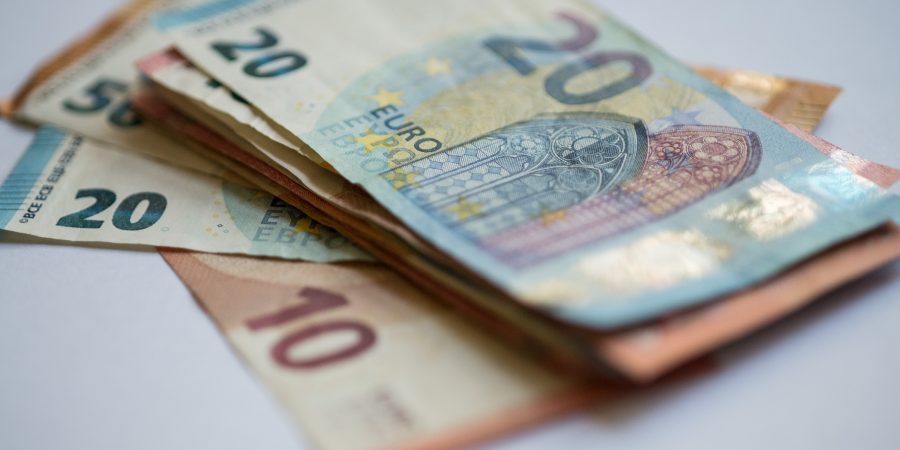 Miliony domácností ve Francii dostanou jednorázový protiinflační příspěvek přes 2500 korun - Vimarsana News